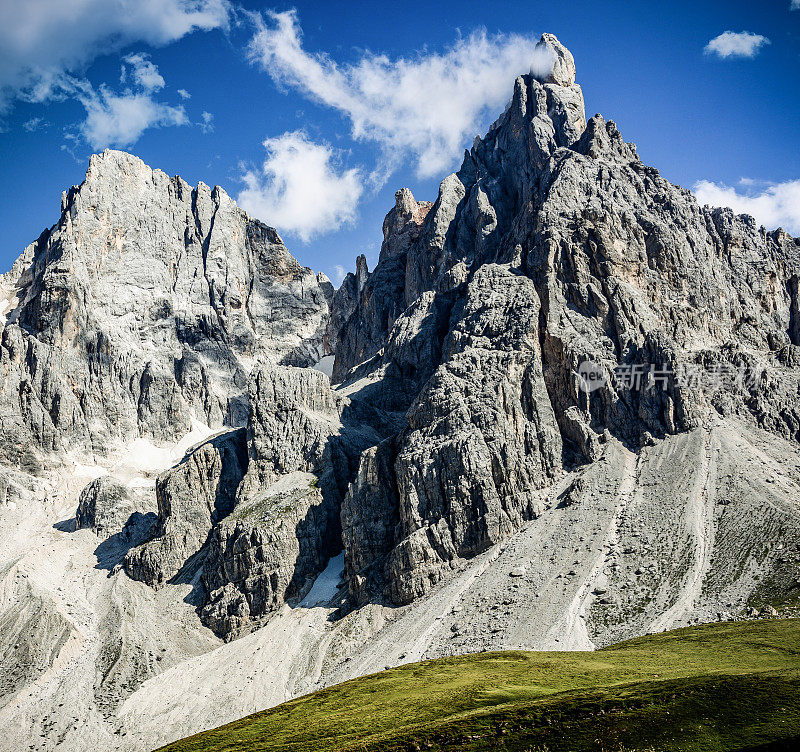 意大利Dolomites的Passo Rolle夏季景观